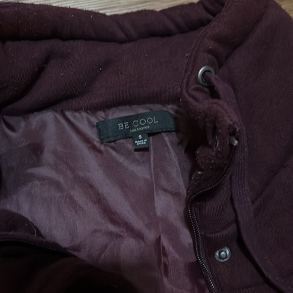 Maroon Vest Size Small Pockets Zipper and Button Details - Picture 2 of 4